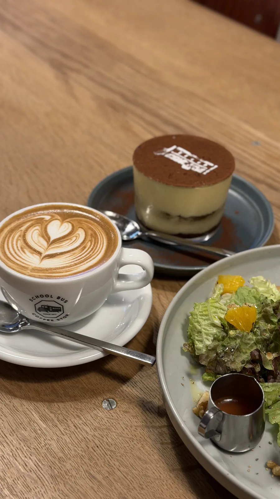 SCHOOL BUS COFFEE STOP NAKAMEGURO（2枚目）